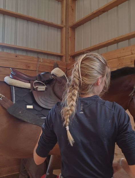 Horseback Riding Hairstyles Braids, Cute Hairstyles For Horseback Riding, English Riding Hairstyles, Equestrian Hairstyles Braids, Riding Hairstyles Horseback, Cute Equestrian Hairstyles, Horseriding Aesthetic Outfit, Hairstyles For Equestrians, Horse Back Riding Hair Styles