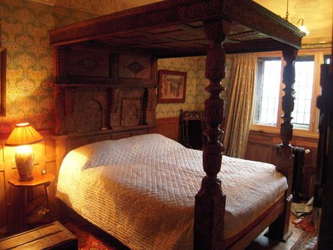 Antique Antique Period Oak Full Tester Bed Moody Bedrooms, Manor Bedroom, Bedroom Aesthetic Dark, Decorate House, Manor Interior, Castle Bedroom, Old Manor, Four Poster Bed, Gorgeous Bedrooms