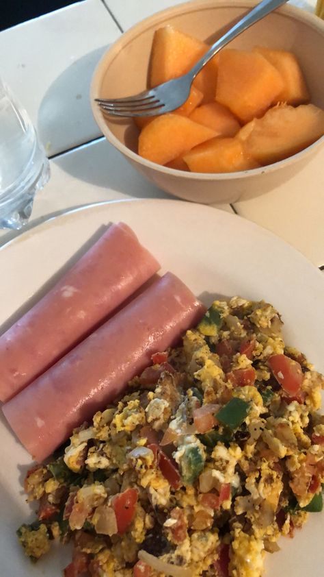 2 huevos a la mexicana + 2 rollos de jamon de pavo +1 taza de melon Food Dessert, Food Healthy, Yummy Foods, Favorite Food, Yummy Food Dessert, Clean Eating Recipes, Melon, Healthy Food, Clean Eating