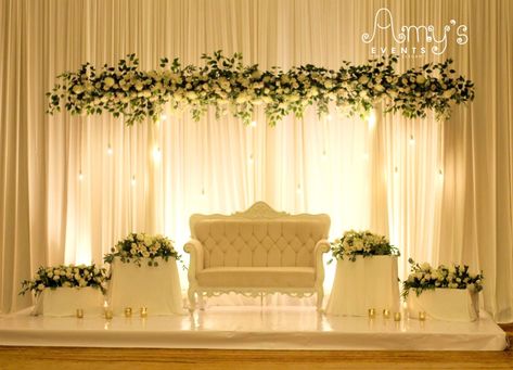 Settee Back Wedding Decoration, Shadi Background, Simple Wedding Backdrop Reception, Simple Engagement Decorations At Home, Simple Wedding Stage, Engagement Decorations Indian, Elegant Wedding Stage, Indian Outdoor Wedding Decor, Marriage Hall Decoration