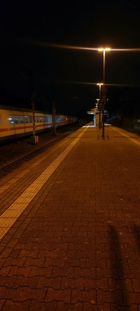 Night Train Journey Video, Train Tracks At Night, Train Aesthetic Night, Train Night Aesthetic, Night Train Snap, Night Train Aesthetic, Traveling Video, Train Night, Train Aesthetic