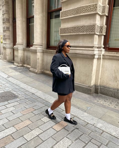 POV : When you’re ready for autumn but the weather doesn’t agree so you wear shorts 🖤🖤🖤 . . . . #wiw#newoutfitpost#streetstyle#myoutfit#mystyle#wiwt#tailoring#whattowear#whattowearwithablazer#oversizedblazer#minimalstyling#preppystyle#taloiredoutfit#streetstyleoutfit#dailyoutfitideas#dailyfashionlooks#pinterestinspired#whattowearnow#streetstyleoutfit#discoverunder5k#outfitcheck#minimallook,oversized blazer outfit,ootd,daily outfits,autumn fashion,styling,outfit inspiration,fashion content, pr... Fall Shorts Outfit, Oversized Blazer Outfit, Ready For Autumn, Fashion Content, Fall Shorts, Blazer Outfit, Shorts Outfit, Inspiration Fashion, Fashion Styling