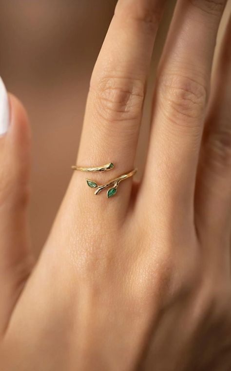 Delicate Rings For Women, Gold Rings Women, Sead Bead Necklace, Minimalist Accessories Jewellery, Thigh Jewelry, Stylish Jewelry Accessories, Vintage Indian Jewelry, Hand Jewelry Rings, Jewelry Necklace Simple