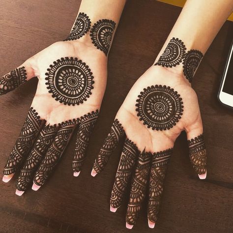 Image may contain: 1 person Round Mehndi Design, Finger Henna Designs, Eid Mehndi Designs, Mehndi Designs 2018, Henna Art Designs, Latest Henna Designs, Modern Mehndi Designs, Latest Bridal Mehndi Designs, Wedding Mehndi Designs