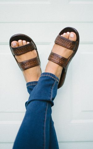 Pali Hawaii Sandals, Jesus Sandals, Hawaii Outfits, Summer Closet, Fashion And Beauty Tips, Dark Brown Color, Boots And Sneakers, On Vacation, Boot Sandals