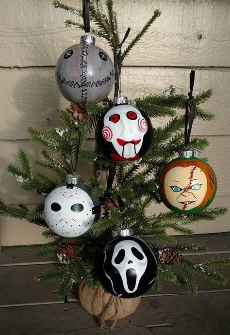 Horror Themed Christmas, Horror Tree, Bulb Painting, Creepy Tree, Horror Crafts, Horror Christmas, Jason Friday, Themed Christmas Tree, Scary Christmas