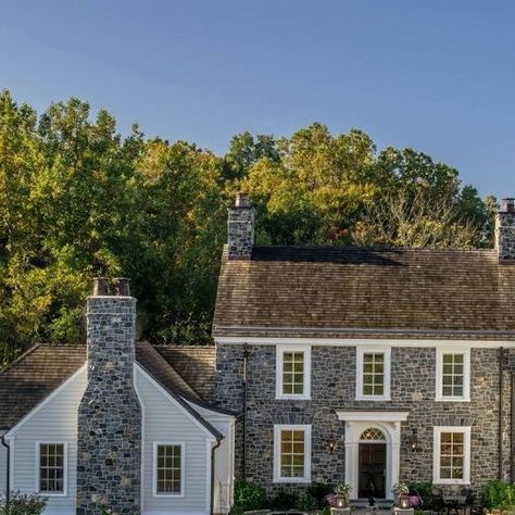 Period Architecture on Instagram: "A Pennsylvanian countryside home that gives the impression of a country estate expanded over time. #periodarchitecture⁠" New England Country Homes, Long Windows Front Of House, Maine House Exterior, House Breezeway, Estate Farmhouse, Cottage Exterior Ideas, Estate Exterior, Country House Exterior, England Farmhouse