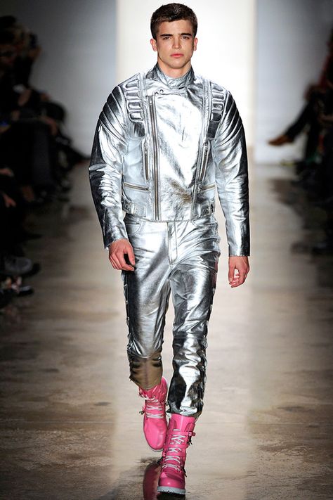 jeremy-scott-2011-fall-winter-collection Space Age Fashion, Unconventional Fashion, Mens Fashion Casual Spring, Space Fashion, Metal Fashion, Fall Winter Collection, Space Suit, Futuristic Fashion, Jeremy Scott