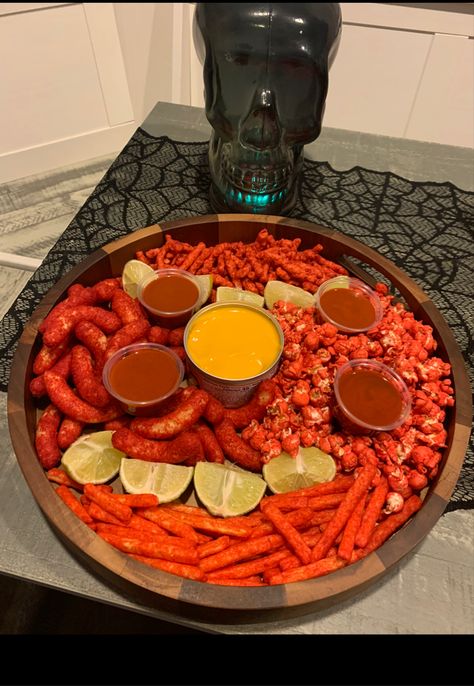 Take your favorite hot cheetos: lime, fries, popcorn, puffs etc and make a delicious board for parties or gatherings. Hot Cheeto Puffs Snacks, Snacks For Party Aesthetic, Hot Cheeto Popcorn, Fancy Movie Night, Chip Charcuterie Board Ideas, Hot Food Platters, Hot Cheeto Snacks, Hot Chips Snacks, Fries Charcuterie Board