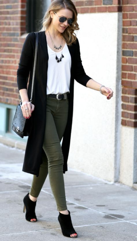 cardigan negro chaqueta negra blusa blanca pantalón oliva pantalón verde botines negros Green Jeans Outfit, Olive Pants Outfit, Olive Jeans, Long Black Cardigan, Olive Pants, Cardigan Outfits, Spring Outfits Women, Green Pants, Work Outfits Women