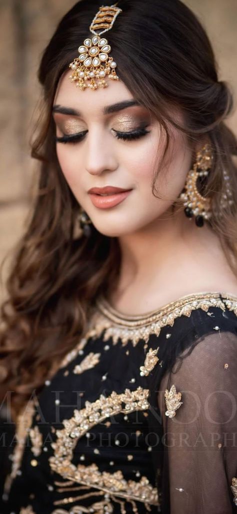 Makeup For Black Wedding Dress, Black Dress Makeup Look Indian, Mehndi Hairstyles Pakistani Bridesmaid, Makeup With Black Dress Pakistani, Party Makeup Looks Pakistani, Makeup Looks Pakistani, Shaadi Hairstyles, Tikka Hairstyle, Shadi Ideas