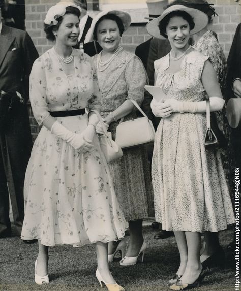 Royal smiles after Ascot victory DATE:July 13 1955 D:The Queen,Queen Mother and Princess Margaret at Ascot races to-day /original photo Queen Elizabeth And Princess Margaret, Sarah Chatto, Princesa Margaret, Elizabeth Queen, Princesa Elizabeth, Young Queen Elizabeth, Queen Elisabeth, Rainha Elizabeth Ii, Reine Elizabeth Ii