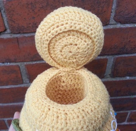 Hooking Crazy: Beehive Craft Box Beehive Craft, Crochet Toilet Roll Cover, Bee Hive Craft, Crochet Bee, Crochet Goodies, Pouch Pattern, Craft Box, Diy Knitting, Crochet Dolls