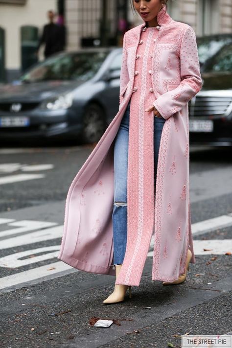 Ladies Costumes, Valentino Paris, Street Style 2018, Look Rose, Fashion Week 2018, Pink Coat, Street Style Summer, Fashion Weeks, Long Jacket