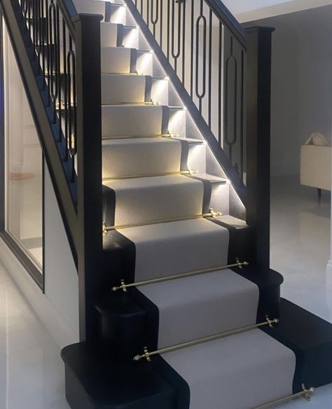 Black Wall Stairs, Staircase Design Modern Luxury Homes, Black Painted Staircase, Black Bannister, Stairway Inspiration, Landing Ideas Upstairs, Stair Bannister, Black Stair Railing, Staircase Lighting Ideas