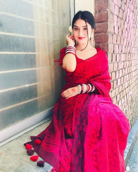 Indian Poses, Girls Saree, Delhi Photography, Cut Pic, Candle Queen, Pretty Black Dresses, Diwali Photography, Beautiful Sarees, Saree Poses