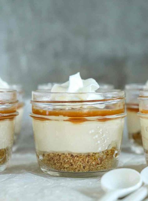 Cheesecake On A Stick Recipe, Carmel Desserts, Mason Jar Desserts Recipes, Oreo Cheesecake Bars, No Bake Vanilla Cheesecake, Mason Jar Desserts, Cheesecake In A Jar, Caramel Desserts, Vanilla Cheesecake