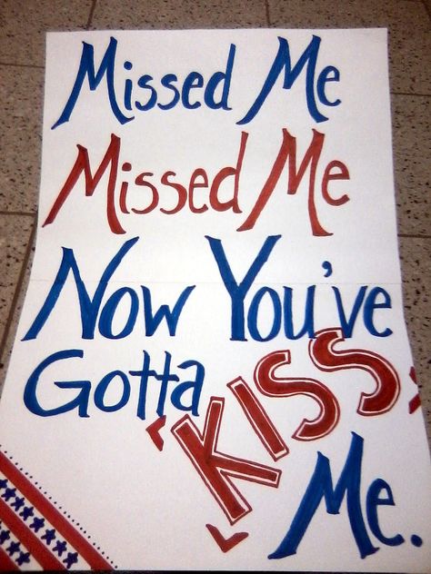 Military homecoming sign I made to pick up my Army fiance from the airport! "Missed me. Missed me. Now you've gotta kiss me." Long Distance Airport Signs, Airport Signs For Boyfriend, Airport Signs Pickup Boyfriend, Airport Pick Up Signs, Welcome Home Boyfriend, Airforce Girlfriend, Army Homecoming, Airport Welcome Signs, Airport Ideas