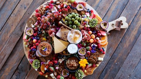 How to make the perfect party platter and grazing board Platters Grazing, Platters Ideas, Antipasto Platter, Charcuterie Platter, Party Food Platters, Charcuterie And Cheese Board, Party Platters, Grazing Tables, בר מצווה