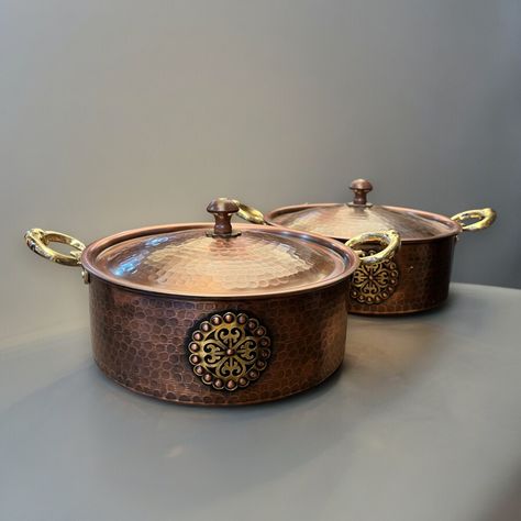 Special Hammered Copper Cookware - Perfect fit for your kitchen Our handmade, stunning-looking copper pots will not only add color to your kitchen but also significantly enhance the flavor of your dishes. The brass detailing on the front of the pot adds a soft and stylish touch. The brass material also stands out on the lid and handles. This copper pot will make a perfect gift for anniversaries, Christmas, Halloween, Mother's Day, and many other special occasions for your loved ones. Width: 23cm Healthy Cookware, Copper Dishes, Copper Gifts, Copper Cookware, Product Shoot, Copper Pots, Protective Packaging, Hammered Copper, Brass Material