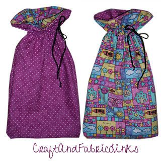 Free sewing pattern for reversible gift bag. Drawstring closure, mitered bottom. Quick and easy. Gift Bag Sewing Pattern, Drawstring Bag Tutorial, Drawstring Bag Tutorials, Drawstring Bag Pattern, Adorable Home, Bag Sewing Pattern, Drawstring Gift Bag, Reversible Bag, Beginner Sewing Patterns