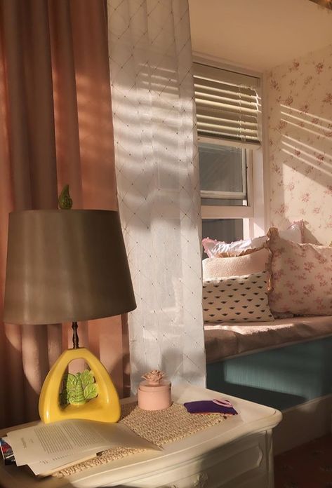 Betty Cooper’s bedroom from the set of Riverdale. Cute Room Decor Aesthetic, Bedroom Cute, Glam Bedroom Decor, Riverdale Aesthetic, Cute Room, Room Decor Aesthetic, Glam Bedroom, Dorm Room Inspiration, Betty Cooper