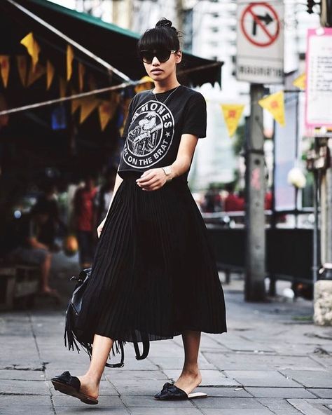 Bookmark these style tips to learn how to upgrade your fast-fashion finds, according to it-girls. Frühling Outfit, Rok Midi, Skirt Diy, Sweatpants Outfit, Looks Street Style, Looks Black, Midi Skirts, Band Shirts, Outfits Casual