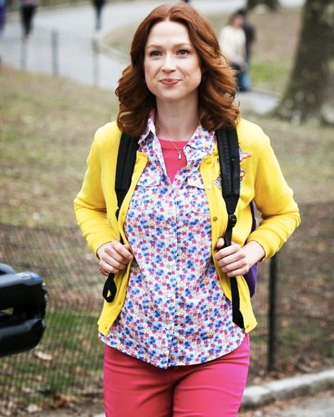 The Visuals Behind Unbreakable Kimmy Schmidt – English 1102: Television and Feminism Kimmy Schmidt Outfits, Ellie Kemper, Kimmy Schmidt, 30 Rock, Unbreakable Kimmy Schmidt, Fashion Barbie, Tina Fey, Colorful Party, Halloween Fashion