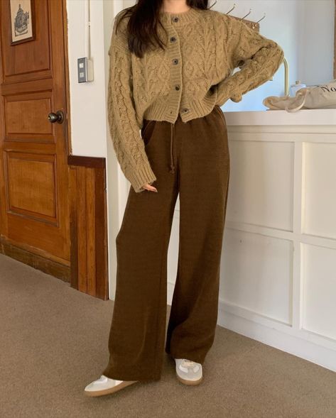 Light Brown Pants Outfit, Korean Aesthetic Outfits, Ootd Kulot, Brown Pants Outfit, Wide Leg Outfit, Jeans And T Shirt Outfit, Sneaker Outfits Women, Brown Knit Sweater, Casual College Outfits