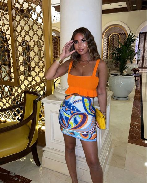 Orange 🍊 too multi coloured skirt white blue yellow Orange Mini Skirt Outfit Summer, Multi Color Skirt Outfit, Orange Mini Skirt Outfit, Mini Skirts Outfits Summer, Orange Mini Skirt, Skirt Outfit Summer, Mini Skirt Outfit, Miami Outfits, Multicolor Skirt