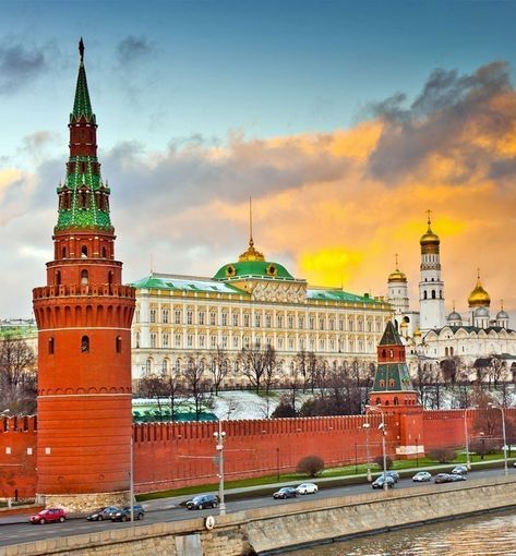 Beautiful view of the Grand Kremlin Palace and Kremlin wall in Moscow | What to Do in Moscow in 3 Days Kremlin Moscow, Food From Around The World, Kremlin Palace, Visit Russia, Art Spaces, Moscow Kremlin, Russia Travel, Russian Architecture, Landmark Buildings