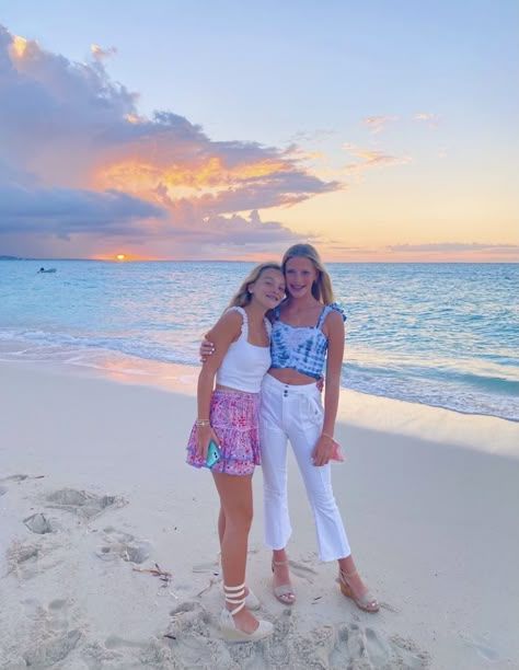 Preppy Family, Beach Vsco, Cute Friend Poses, Preppy Beach, Vsco Aesthetic, Bff Photoshoot Poses, Beach Friends, Bff Outfits, Bff Photoshoot