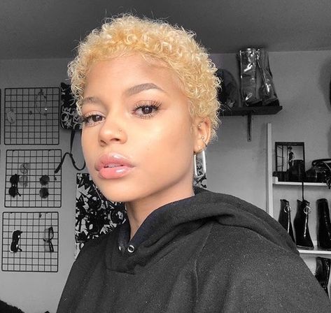 ‼️ FOLLOW @swaybreezy FOR MORE ❤️🧸 Blonde Short Afro, Big Chop Inspiration, Big Chop Styles, Blonde Twa, Big Chop Hairstyles, Finger Waves Short Hair, Short Shaved Hairstyles, Natural Hair Cuts, Natural Hair Short Cuts