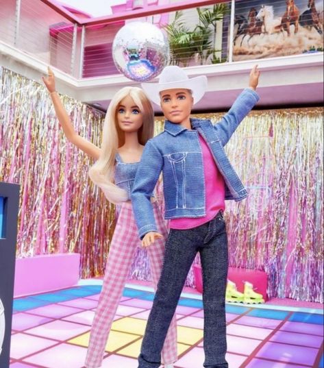 Barbie Posters, Pink Girly Outfits, Barbie And Ken Dolls, Barbie Malibu, Barbie Halloween Costume, Ken Dolls, Barbie Halloween, Barbie Room, Barbie Costume