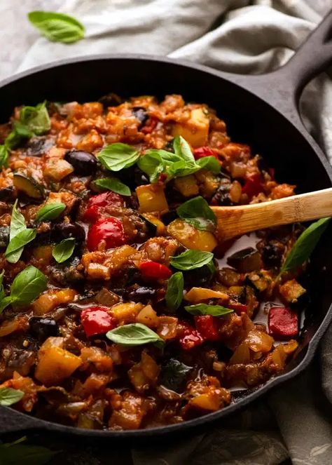 Skillet filled with French Provencal Ratatouille freshly made off the stove Provence Dishes, Classic Ratatouille Recipe, Ratatouille Recipes, Bacon Candy, Easy Ratatouille Recipes, Recipe Vegetables, Veggie Stew, Vegetable Stew Recipe, Ratatouille Recipe