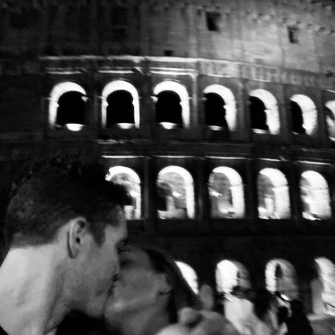 Italy Lovers Aesthetic, Travel Romance Aesthetic, Rome Couple Photos, Italy With Boyfriend Aesthetic, Couple In Rome Aesthetic, Spain Couple Aesthetic, Rome Photo Ideas Couple, Rome Couple Aesthetic, Couples In Rome