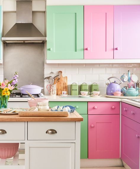 How to style colorful kitchen appliances | Real Homes 2000s Interior Design, Pastel Kitchen Ideas, Colorful Kitchen Appliances, Wren Kitchen, Pastel Kitchen, Colorful Kitchen, Real Homes, Quirky Home Decor, Yellow Kitchen