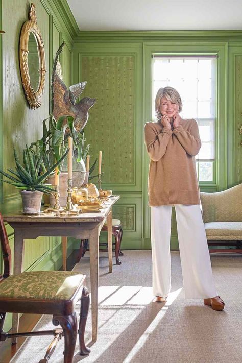 Martha Stewart isn't slowing down any time soon. In a recent interview with People, Martha said that retiring isn't an option and shared more about her busy schedule, which includes shooting her TV shows and writing her 100th book. Fashion At 50, Franklin House, Tomboy Femme, Sports Illustrated Covers, Easy Outfits, Gold Outfit, House To Home, Career Woman, Classy Style