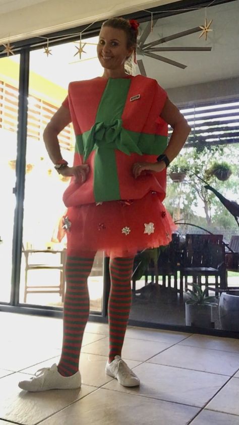 Present costume Womens Present Costume, Christmas Present Halloween Costume, Xmas Costumes Diy, Christmas Present Costume Diy, Christmas Play Costumes Diy, Present Costume, Christmas Present Costume, Christmas Cosplay, School Costume