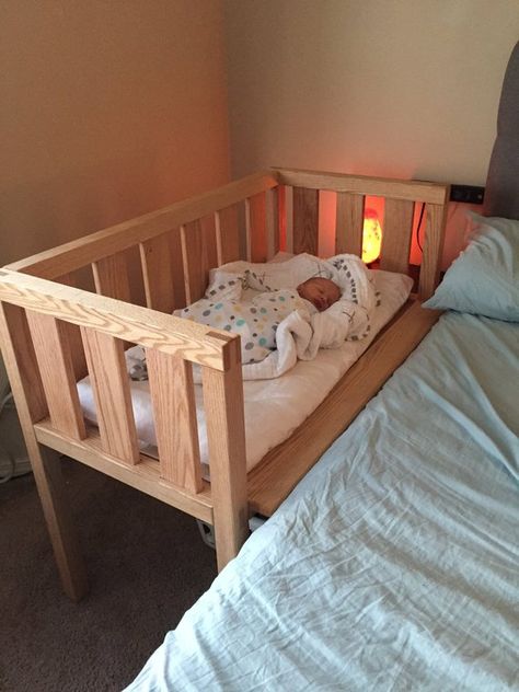 Solid Oak Sidecar Cosleeper Rustic Crib, Perlengkapan Bayi Diy, Co Sleeper Crib, Baby Crib Diy, Diy Crib, Baby Furniture Sets, Baby Rosa, Baby Cradle, Baby Cot