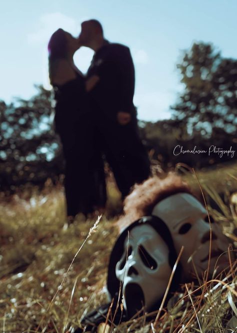 Ghost Face Photoshoot, Spooky Couple Photoshoot, Shooting Photo Couple, Face Photoshoot, Spooky Couple, Halloween Styled Shoot, Spooky Shoot, Ghostface Mask, Mask Photoshoot