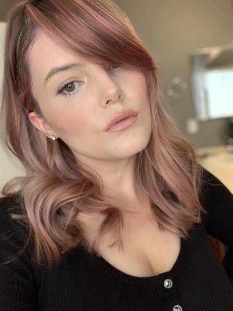 Rose Gold Hair Fair Skin, Rose Gold Babylights, Champagne Blonde Hair Rose Gold, Hilary Duff Hair, Rose Blonde Hair, Rose Gold Hair Dye, Blonde Colors, Haircuts 2020, Champagne Blonde Hair