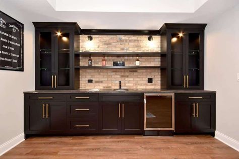 The Top 56 Basement Bar Ideas - Interior Home and Design - Next Luxury Basement Bar Cabinets, Modern Basement Bar, Wet Bar Basement, Wet Bar Designs, Basement Bar Design, Home Wet Bar, Home Bar Rooms, Modern Home Bar, Modern Basement