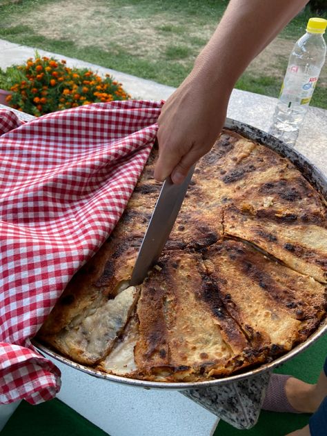 Fli is a traditional Albanian dish Albanian Traditional Food, Albanian Dishes, Albania Culture, Albania Food, Albanian Aesthetic, Albanian Summer, Balkan Summer, Albanian Cuisine, Albanian Food