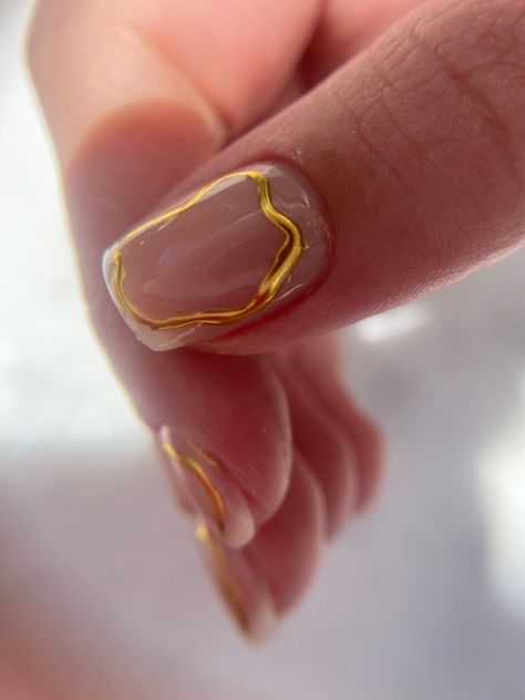 Subtle Gold Nail Design, Gold Chrome Accent Nail, Gold Specks Nails, Brown And Gold Nails Short, Gold And White Nails Short, Short Acrylic Nails Gold, Outlined Nails Square, Ombre Gold Nails, Gold Abstract Nails