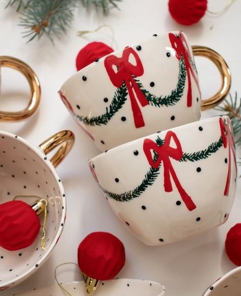 Pottery Painting Christmas Ideas, Christmas Pottery Ideas Painting, Christmas Mug Painting Ideas, Diy Christmas Mugs Paint, Christmas Pottery Painting Ideas, Christmas Ceramic Bowl Ideas, Christmas Pottery Painting, Winter Mug Painting Ideas, Painting Ceramics Ideas