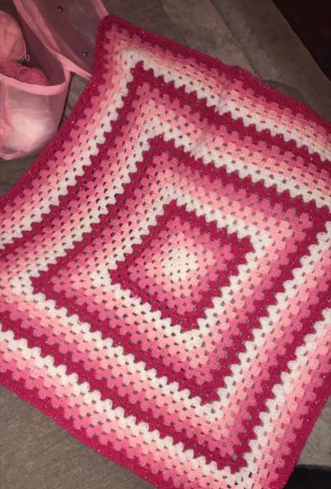 Pink And White Granny Square Blanket, Infinite Granny Square Blanket, Crochet Granny Square Throw, Blankets Crochet, Crocheted Blanket, Quick Crochet Patterns, Crochet Blanket Designs, Easy Crochet Stitches, Crochet Design Pattern