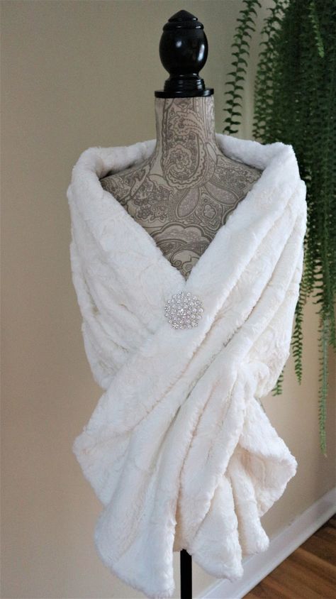 Winter Wedding Dress Coverups, Fur Wedding Dress, Winter Wedding Cape, Fur Bridal Wrap, Christmas Wedding Dresses, Faux Fur Bridal Wrap, Shawl Winter, February Wedding, Wedding Fur