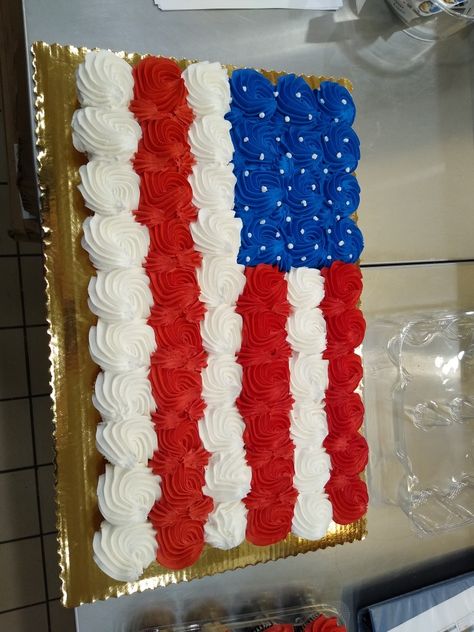 60 cupcakes arranged in a 10x6 manner then decorated to represent an American Flag American Flag Cupcake Cake, Veterans Day Cupcakes, American Flag Cupcakes, Fourth Of July Cupcake Ideas, Patriotic Cupcakes Ideas, Memorial Day Cupcakes, Patriotic Cupcake Cake, Usa Cupcakes, Flag Cupcake Cake