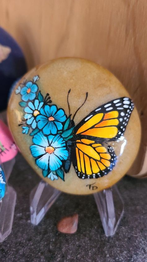 Spring Stone Painting, Butterfly Stone Painting, Butterfly Rock Painting Easy, Spring Painted Rocks, Spring Rock Painting Ideas, Rock Painting Ideas For Garden, Rock Painting Ideas Flowers, Flower Rock Painting Ideas, Butterfly Rock Painting